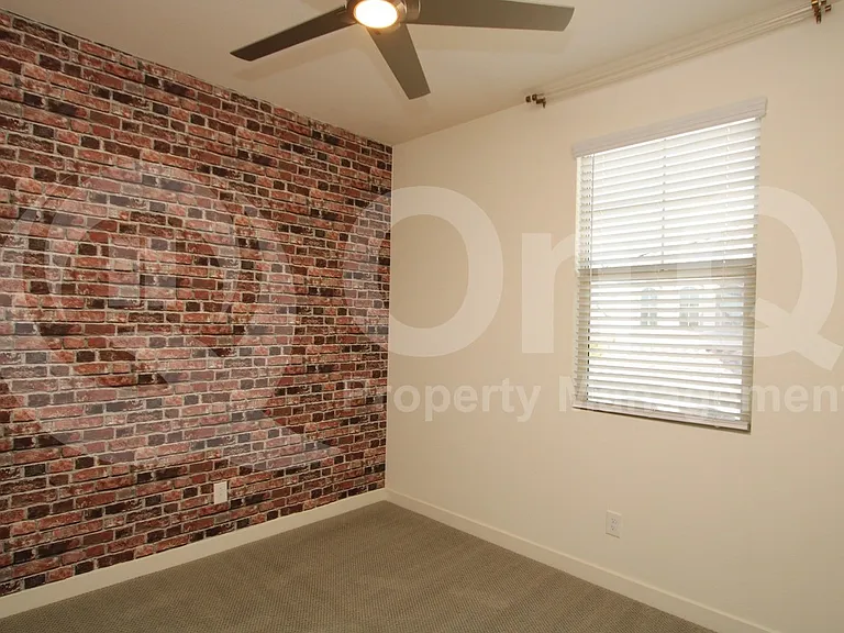 943 E Danbury Dr — Photo 12