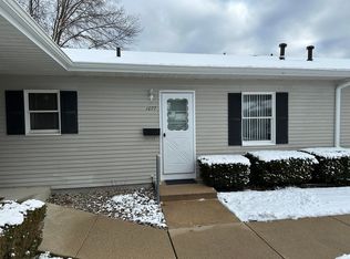 1077 Walnut Grove Dr, Norton Shores, MI