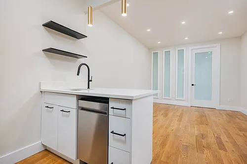 240 Montrose Ave #3L Photo 1