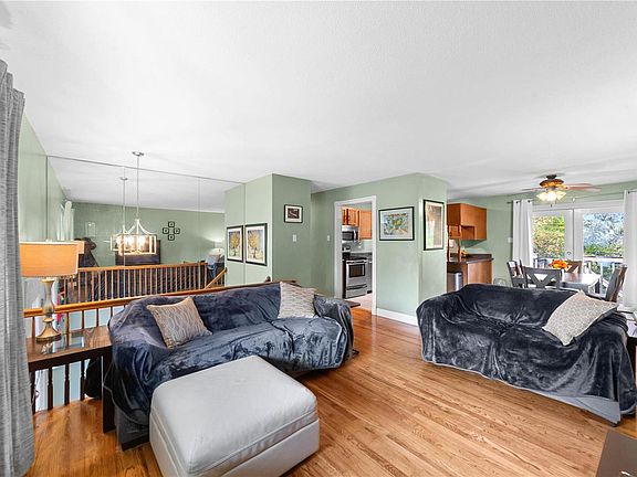 4th image of 11815 Foxwood Dr