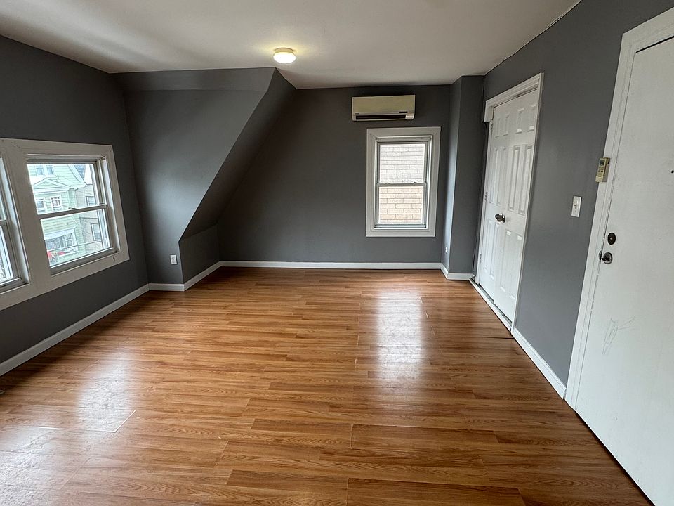 1st image of 252 Parker St APT 3