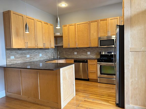 2nd image of 820 W Wrightwood Ave #2