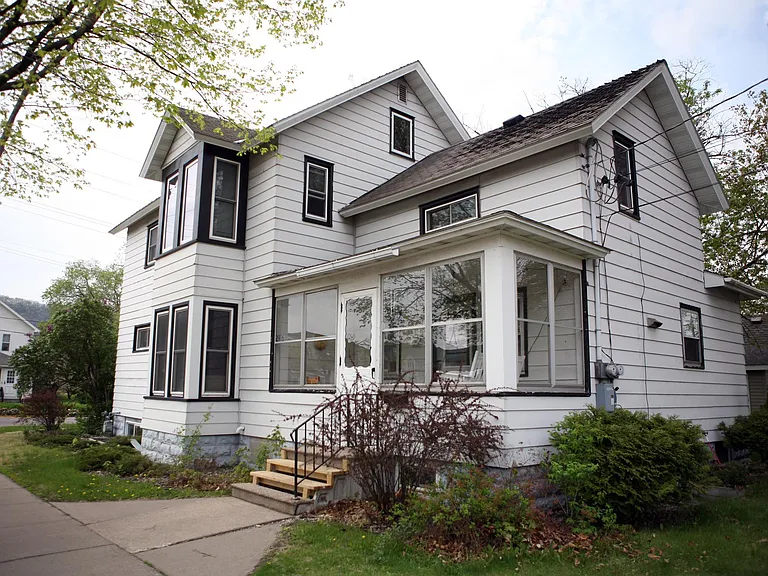 228 E Mark St — Photo 1