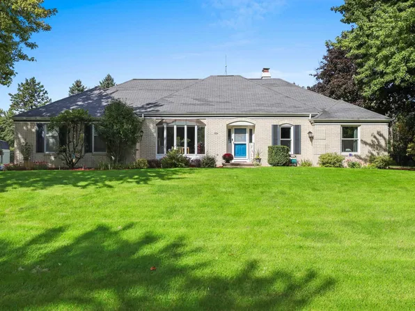2924 Ridgeway Dr, Neenah, WI 54956