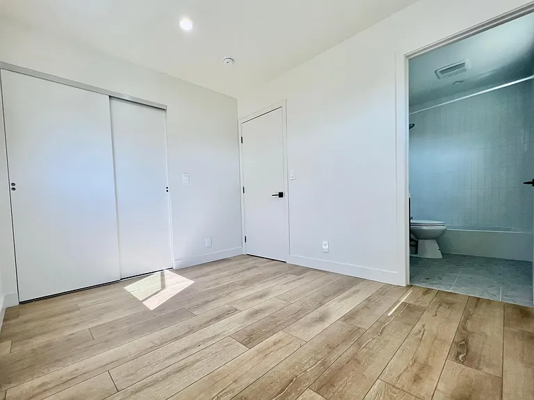 437 1/2 N Mountain View Ave — Photo 10