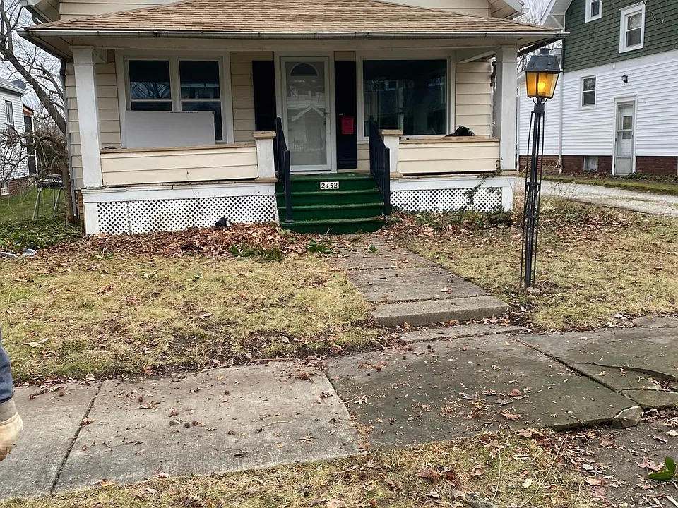 2452 S Linden Ave