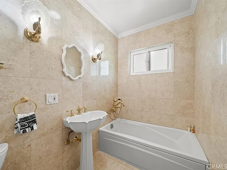 1228 N La Cienega Blvd #203 — Photo 17