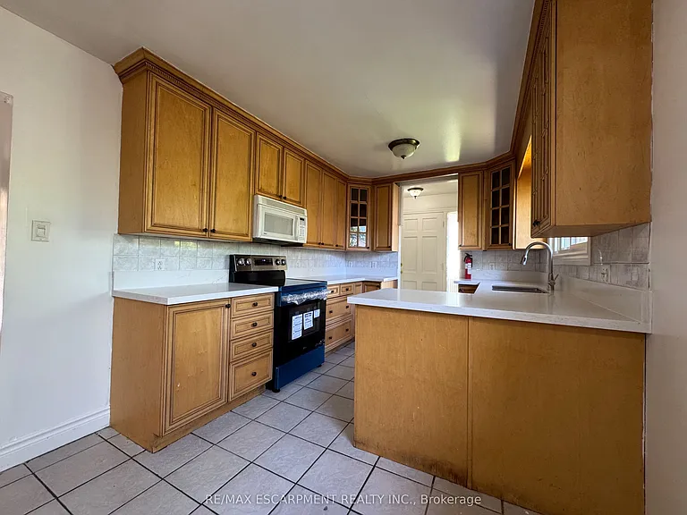 71 Hoover Cres — Photo 5