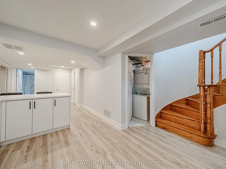 3 Glenayr Rd #LOWER — Photo 12