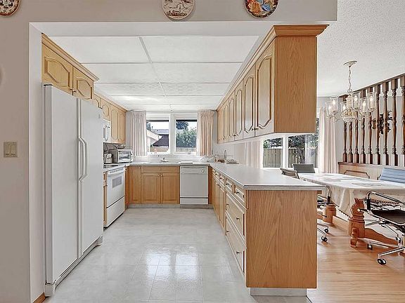 3rd image of 9556 NW Oakland Way SW