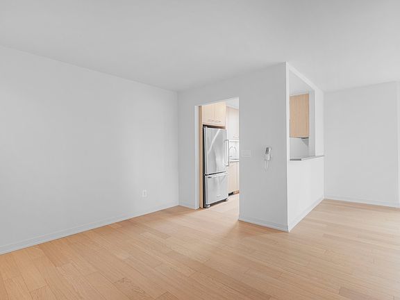4th image of 1 Columbus Pl APT N31g