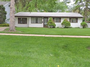 221 S Walnut Ln, Schaumburg, IL 60193