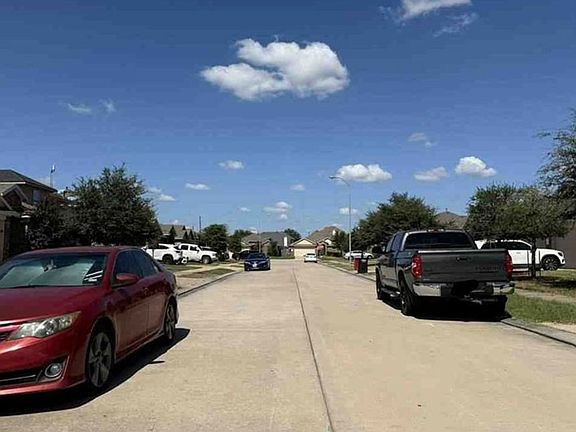Exterior Neighborhood (street photo)