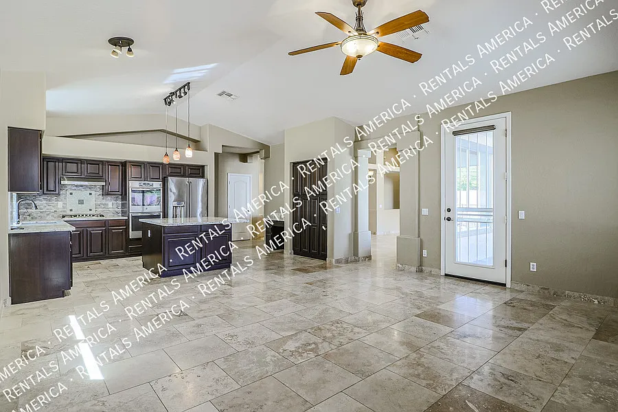 Fabulous 4 Bedroom Home With Beautiful Pool & Spacious 3 Car Garage — Photo 3