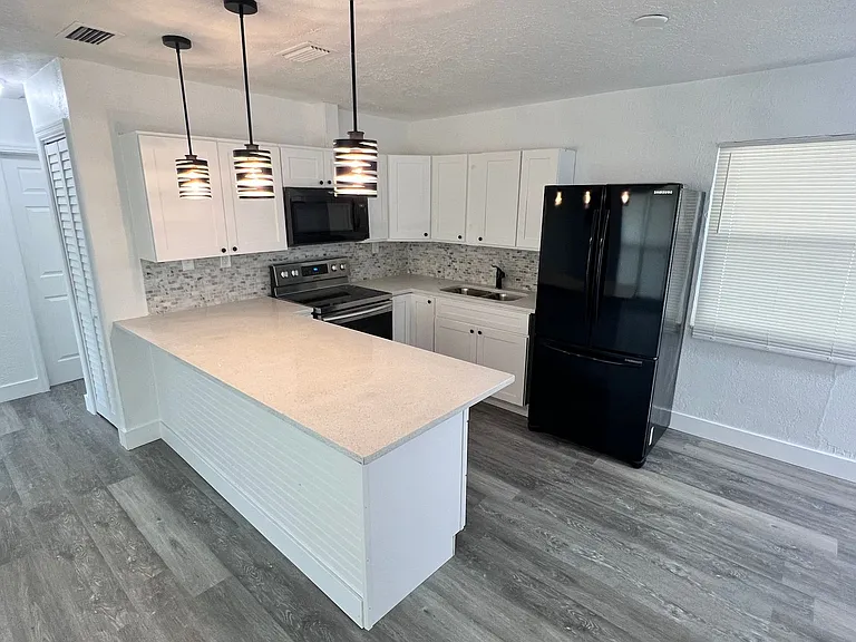 1085 Cleveland St — Photo 12