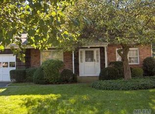 20 Summit Ct, Oyster Bay, NY 11771
