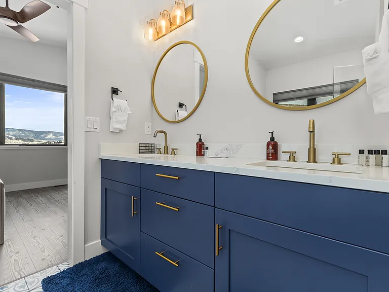 Upper Level - Ensuite Bathroom #1