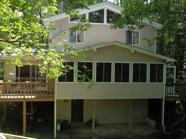 141 Hickory Dr, Hawley, PA 18428