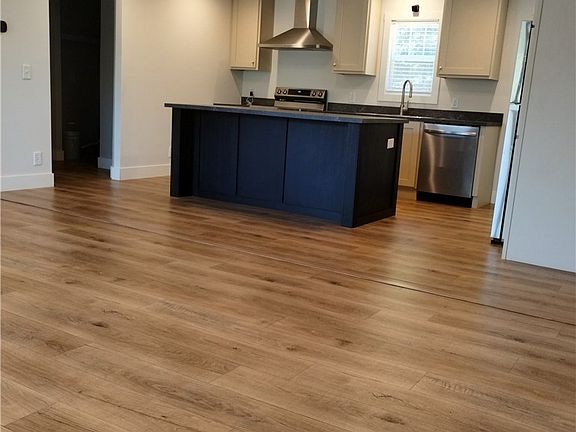 3rd image of 220 Creekstone Dr