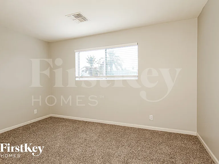 8802 N 35th Dr — Photo 15