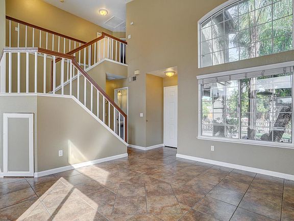 5th image of 382 Charlemagne Ct