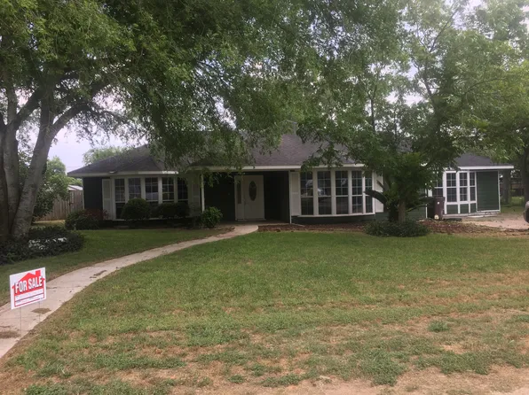 1112 Palm St, Jourdanton, TX 78026