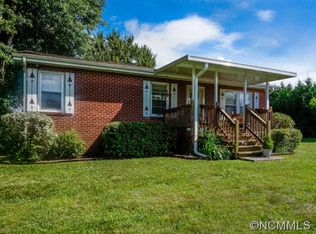 114 Maplewood Knoll Dr, East Flat Rock, NC 28726