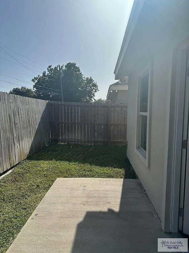 3 bed, 2.0 bath, 1039 sqft, $1,175 — Photo 2