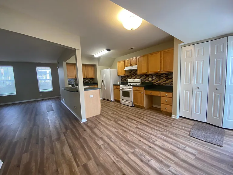 995 Symphony Dr — Photo 8