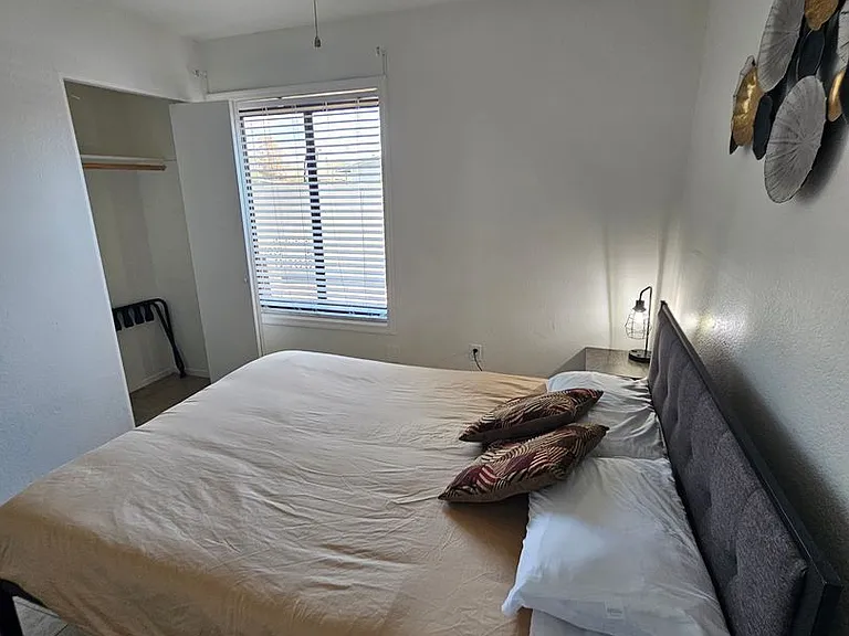 712 N Santa Barbara #1 — Photo 25