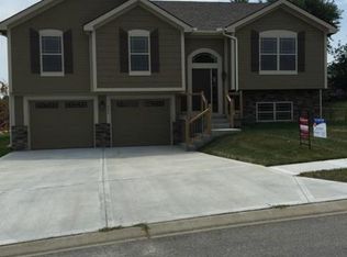 725 E 13th St, Kearney, MO 64060