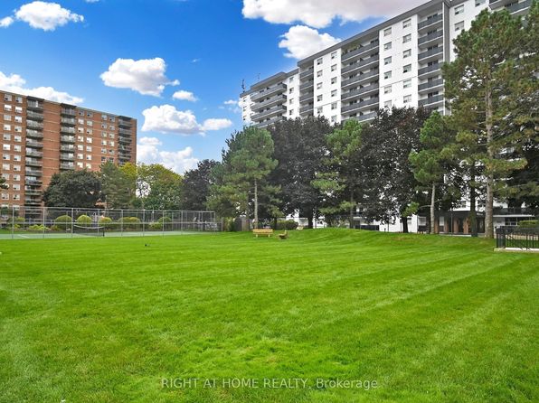 1100 Caven St #1004, Mississauga, ON L5G 4N3