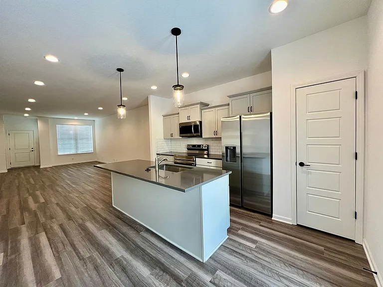15845 Foster St — Photo 7