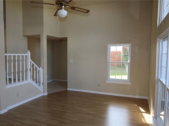 4th image of 2113 Summit Dr