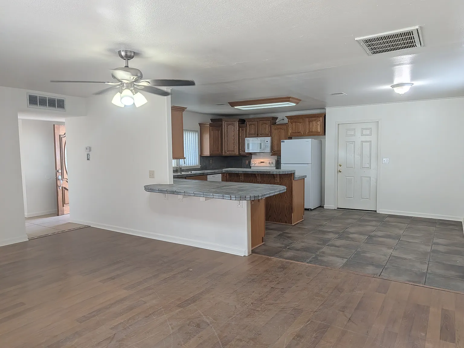3 bed, 1305 sqft, $1,900 — Photo 2