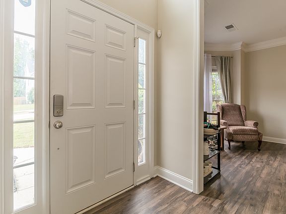 4th image of 609 Montview Ct SW