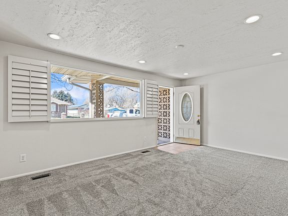 3rd image of 813 Canyon Rd