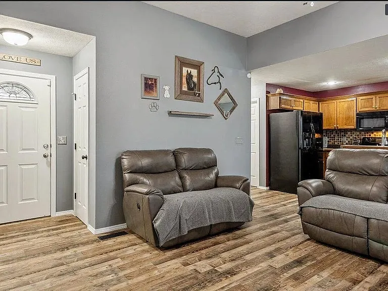 439 N Chandler Ave — Photo 23
