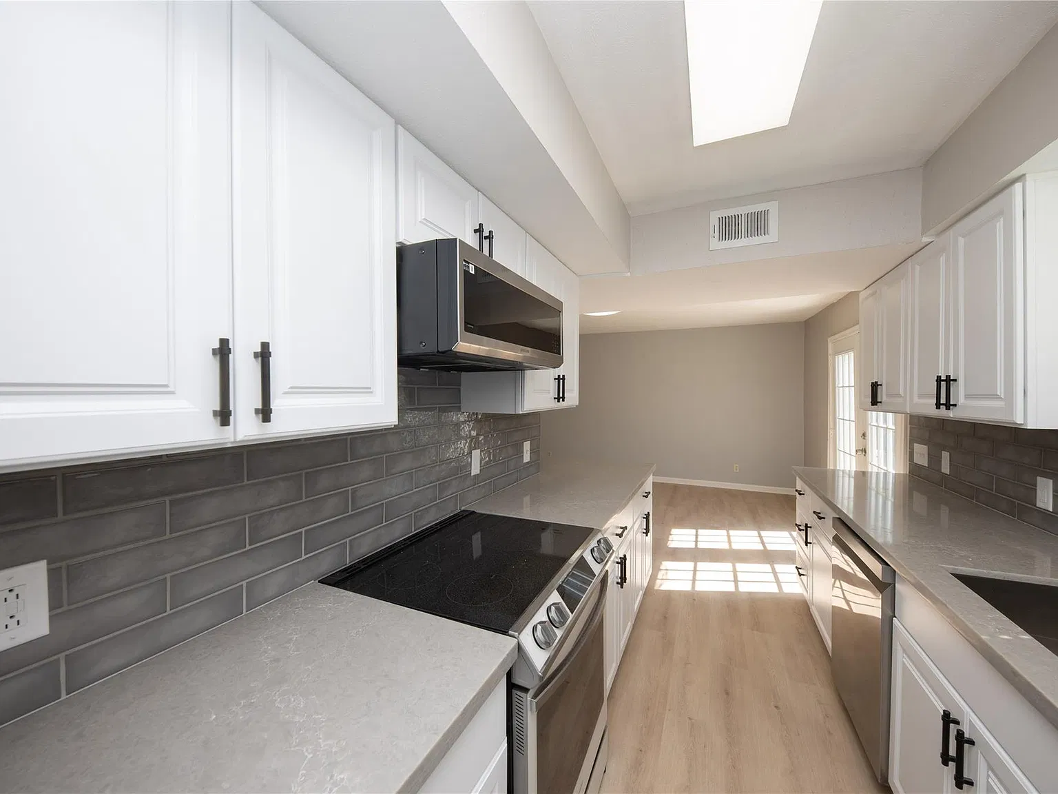 3 bed, 2.5 bath, 1664 sqft, $1,950 — Photo 2