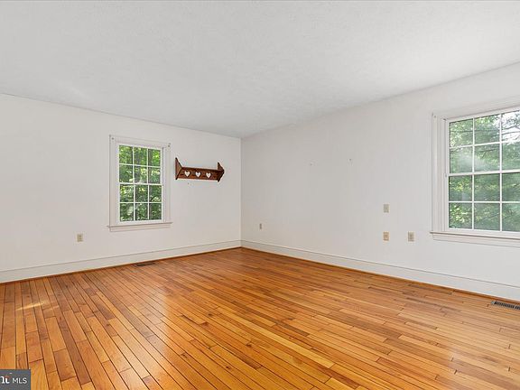 5th image of 179 Woodridge Ln