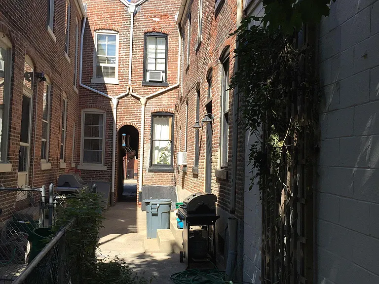 240 E Walnut St — Photo 26