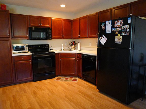 Kitchen w/ upgraded cabinets and all appliances included