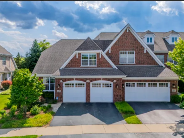 2274 Washington Dr #D, Northbrook, IL 60062