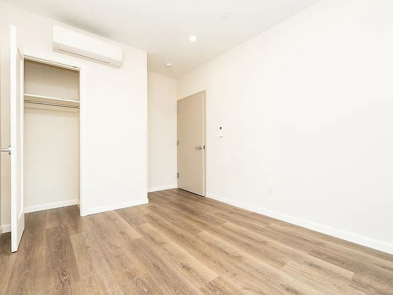 1652 E 14th St #302 — Photo 17
