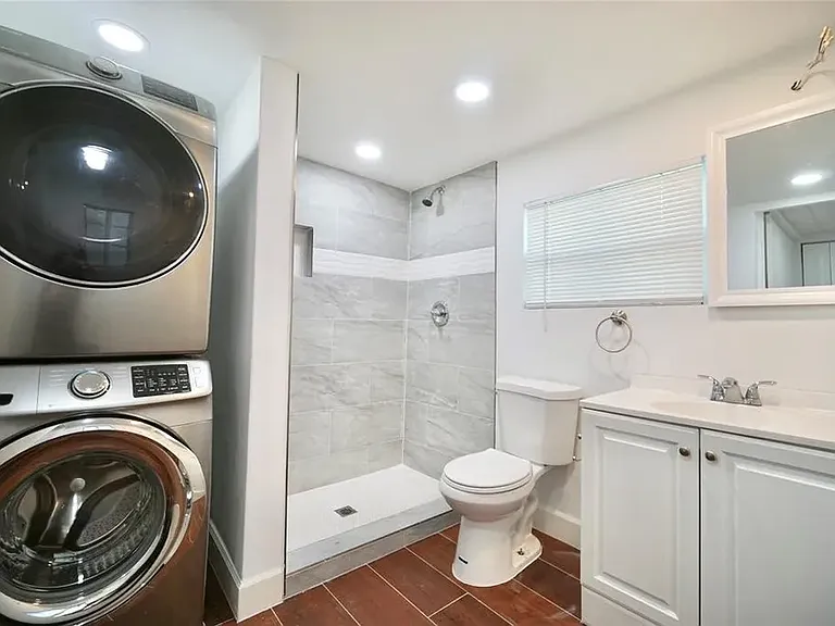 2205 A E Isaacs Ave W — Photo 5