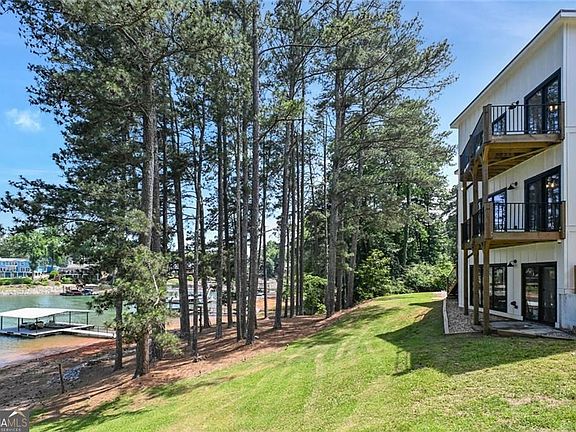 3rd image of 2040 Ridge Rd