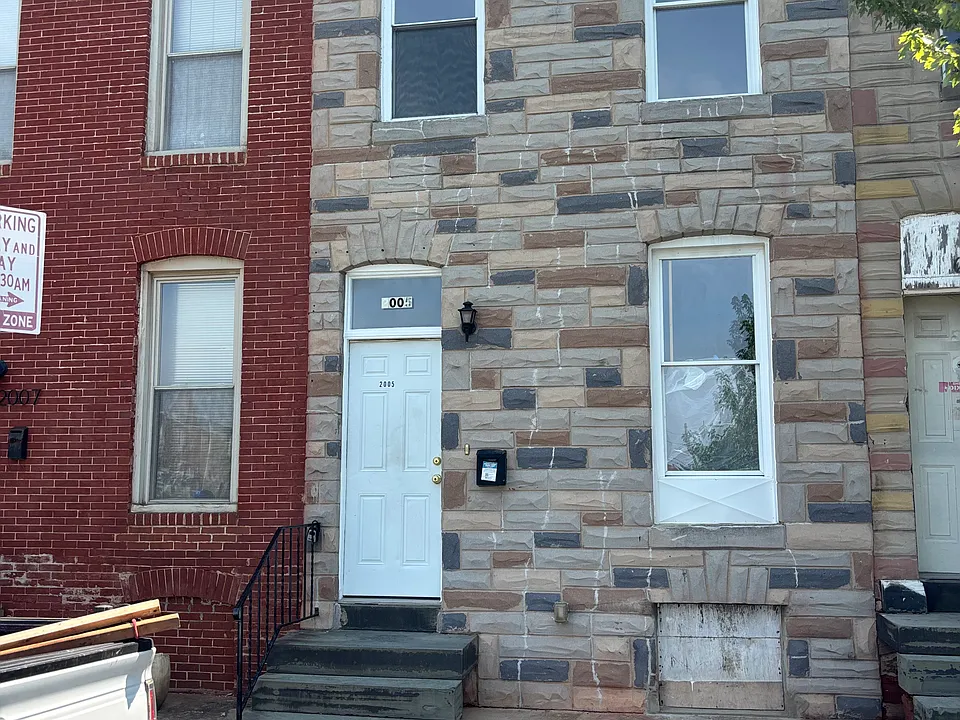 2005 Barclay St