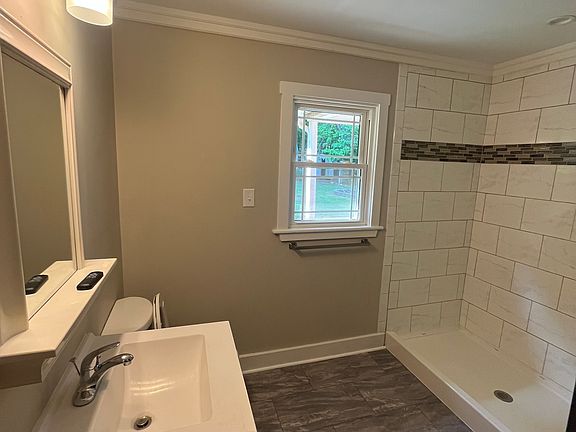 4th image of 593 N Oakdale St