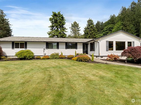 This roomy rambler offers plenty of comfortable living space and the 30 year roof is only 10 years new>