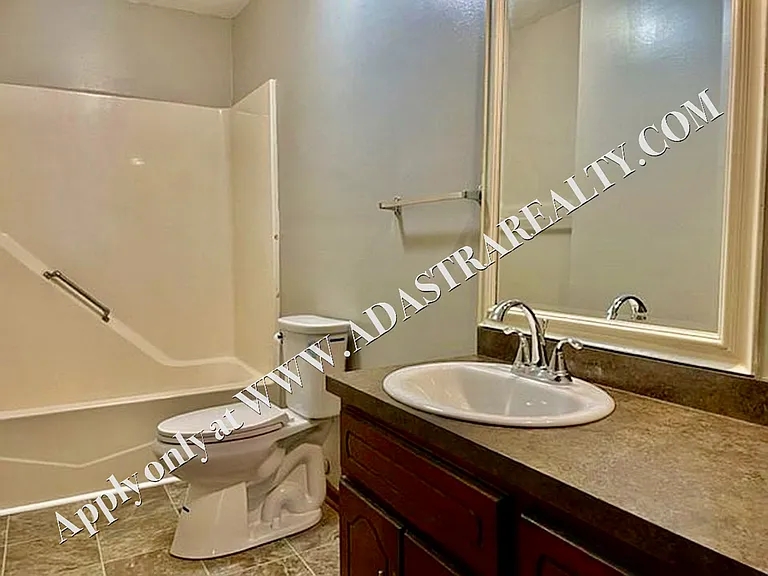 715 6th Ave — Photo 11